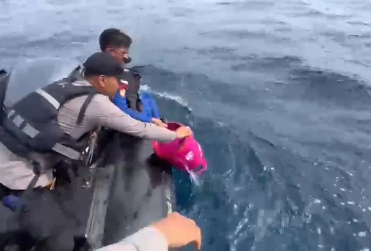 Tim SAR Temukan Serpihan Kapal KM Putri Sakinah, Empat WNA Spanyol Masih Dicari