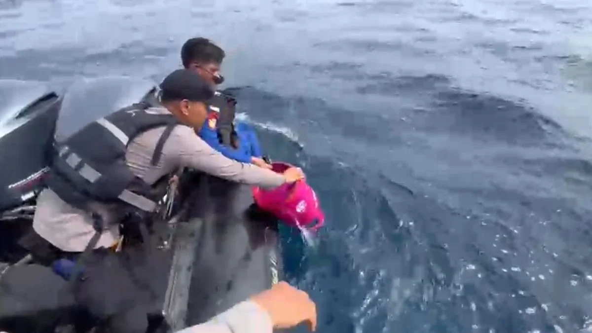 Tim SAR Temukan Serpihan Kapal KM Putri Sakinah, Empat WNA Spanyol Masih Dicari