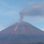 Gunung Semeru Erupsi 50 Kali dalam Enam Jam, Warga Diimbau Waspada Lahar dan Awan Panas