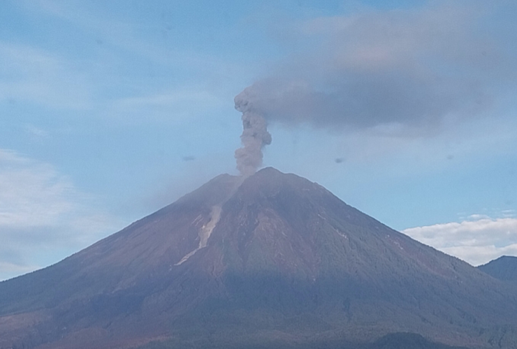 Gunung Semeru Erupsi 50 Kali dalam Enam Jam, Warga Diimbau Waspada Lahar dan Awan Panas