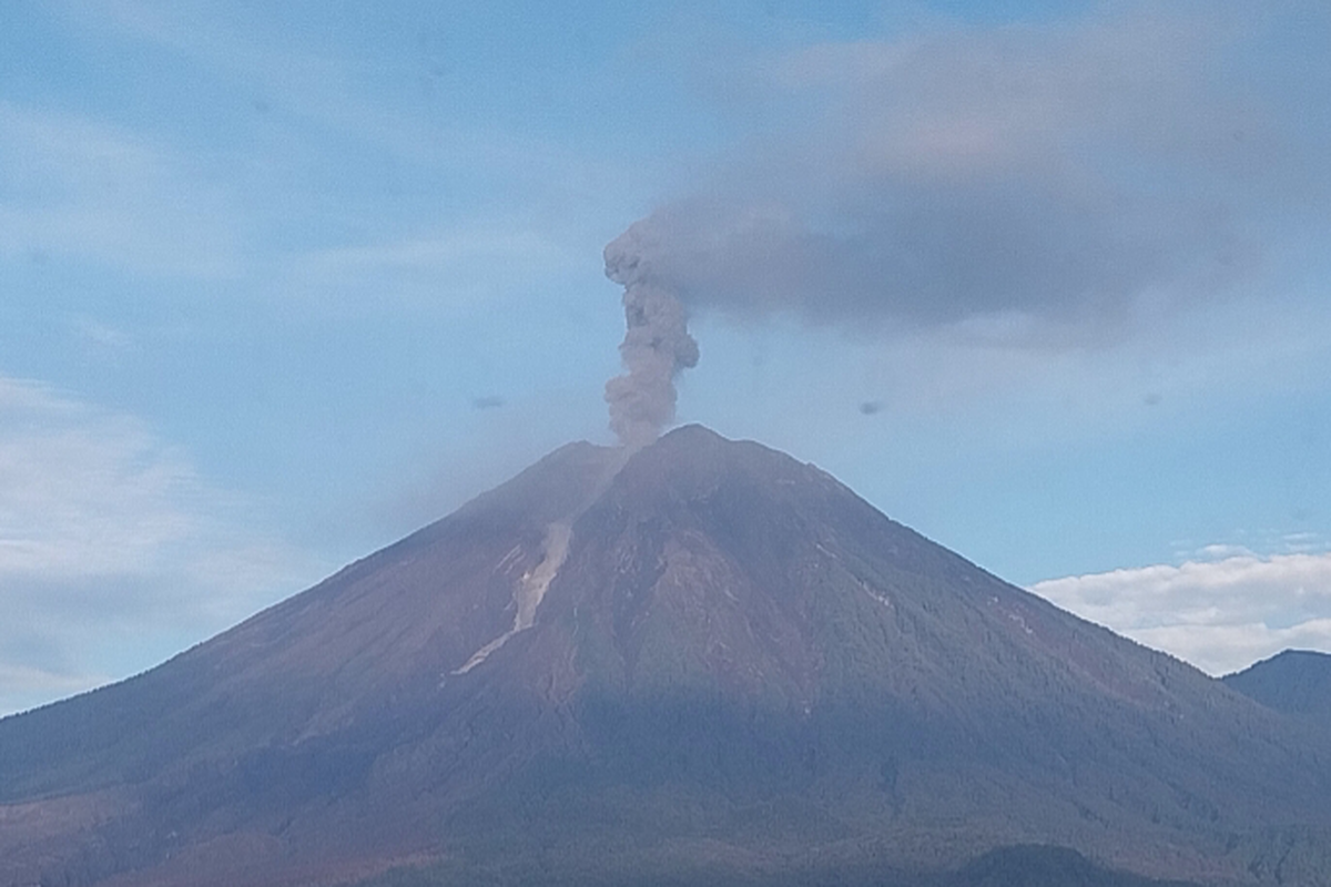 Gunung Semeru Erupsi 50 Kali dalam Enam Jam, Warga Diimbau Waspada Lahar dan Awan Panas