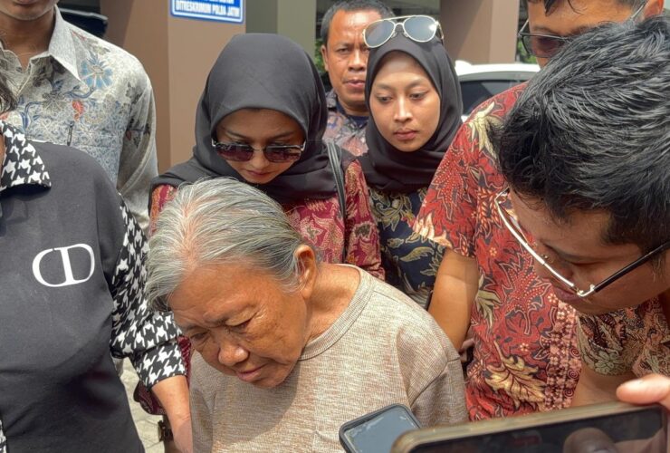 Nenek Elina Diperiksa Polda Jatim, Ungkap Kronologi Pengusiran dan Pengangkatan Paksa dari Rumah