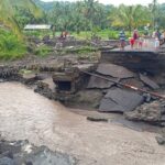 Jalan Utama Putus Diterjang Lahar Hujan Semeru, Warga dan Pelajar Terpaksa Menyeberang Sungai