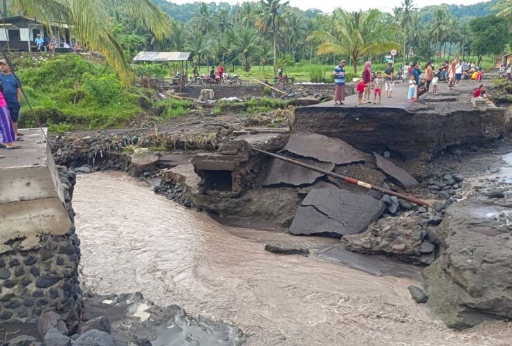 Jalan Utama Putus Diterjang Lahar Hujan Semeru, Warga dan Pelajar Terpaksa Menyeberang Sungai