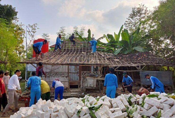 Kolaborasi Warga dan Donatur Bangun Rumah Layak Huni bagi Warga Miskin Ekstrem di Pamekasan
