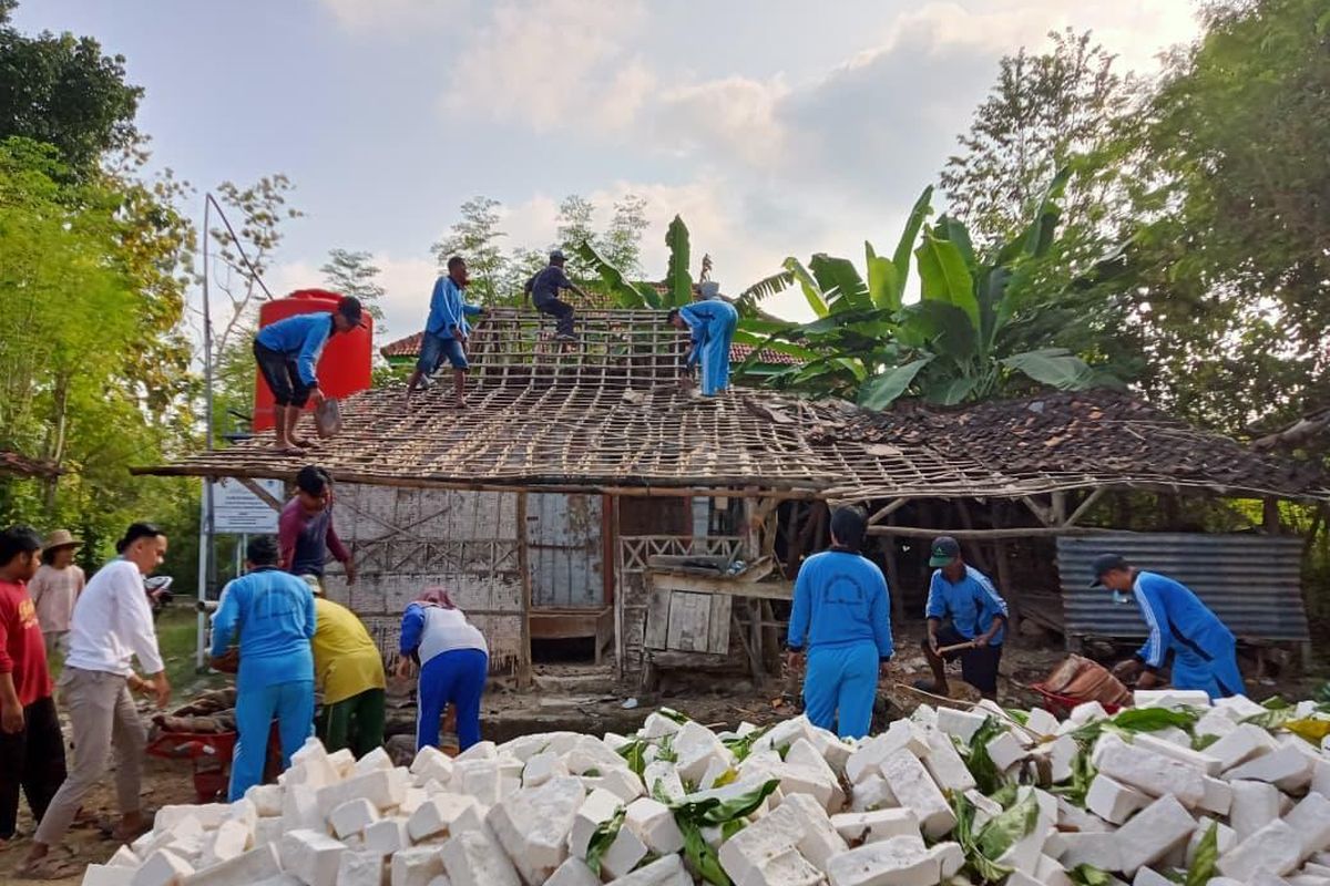 Kolaborasi Warga dan Donatur Bangun Rumah Layak Huni bagi Warga Miskin Ekstrem di Pamekasan
