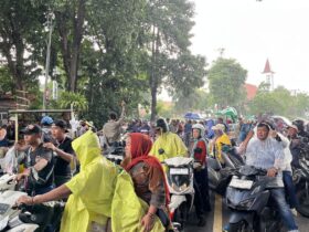 Hujan Deras Akhiri Aksi Unjuk Rasa Hari Ketiga Penolakan Relokasi RPH Surabaya