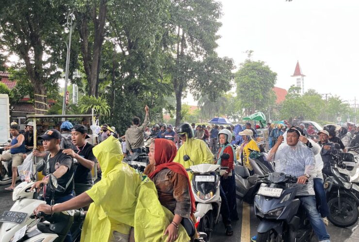 Hujan Deras Akhiri Aksi Unjuk Rasa Hari Ketiga Penolakan Relokasi RPH Surabaya