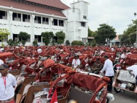 Presiden Prabowo Serahkan 200 Becak Listrik untuk Tukang Becak Lansia di Surabaya