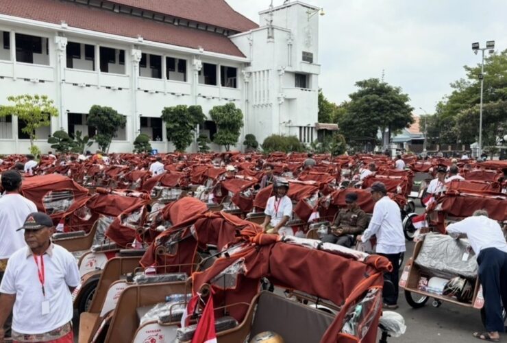Presiden Prabowo Serahkan 200 Becak Listrik untuk Tukang Becak Lansia di Surabaya