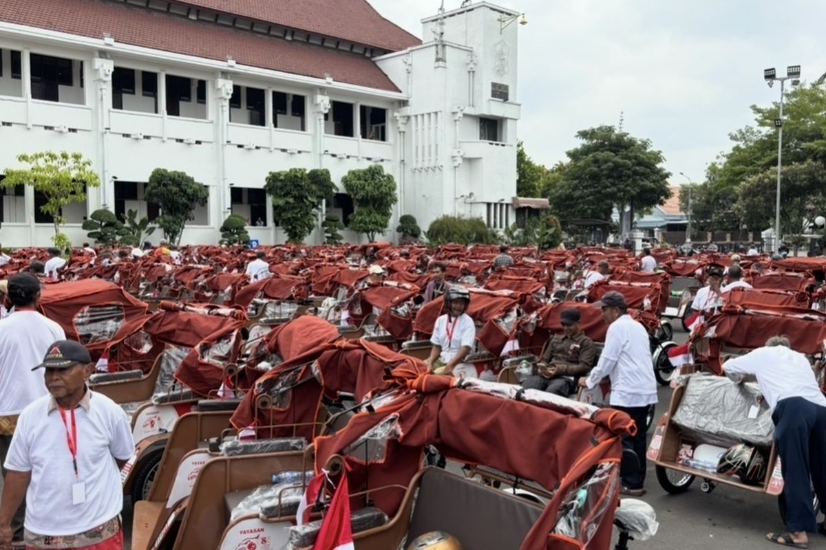Presiden Prabowo Serahkan 200 Becak Listrik untuk Tukang Becak Lansia di Surabaya