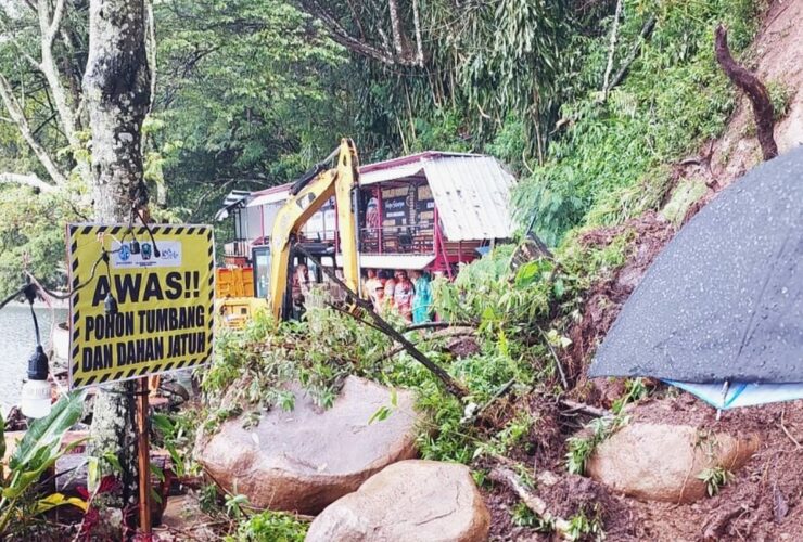 Longsor Timbun Jalan di Pinggir Telaga Sarangan Pascahujan 5 Jam, Akses Kembali Dibuka