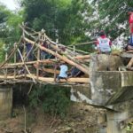 Akses Terputus: Rusaknya Jembatan Bambu Liburkan 40 Siswa di Pamekasan