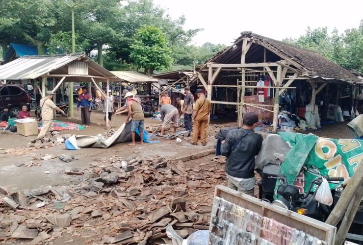 Pasar Krai Lumajang Ambruk, Tiga Pedagang Terluka