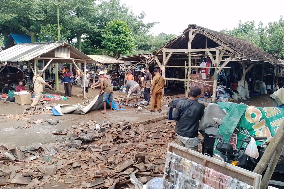 Pasar Krai Lumajang Ambruk, Tiga Pedagang Terluka