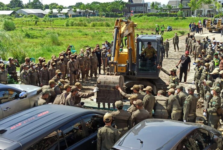 Kericuhan Warga Warnai Pembongkaran Tembok Akses Perumahan di Sidoarjo