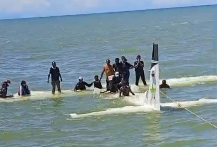 11 Penumpang dan 2 Kru Selamat, Pesawat Smart Air Dievakuasi dari Laut Nabire