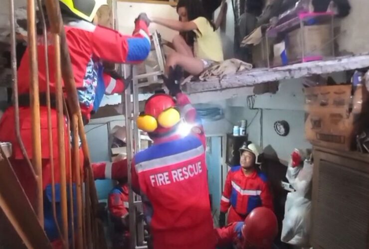 Lantai Dua Rumah di Surabaya Ambruk, Satu Luka dan Dua Terjebak Berhasil Dievakuasi