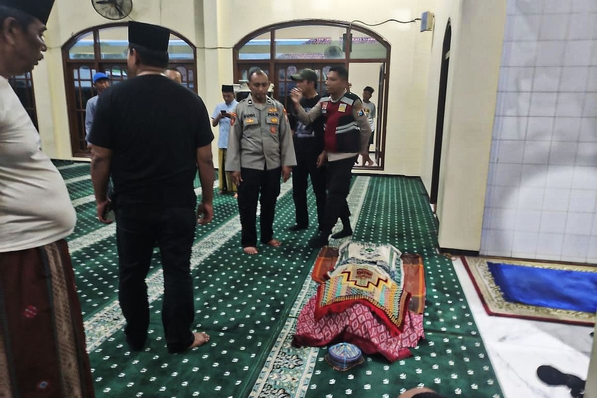 Seorang Pria Paruh Baya Meninggal di Dalam Masjid di Sampang, Diduga Akibat Penyakit Kambuh