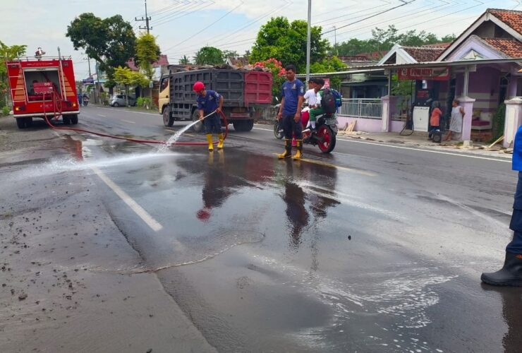 Tumpahan Solar Sepanjang 1 Kilometer Picu Runtuhan Pengendara Motor di Lumajang