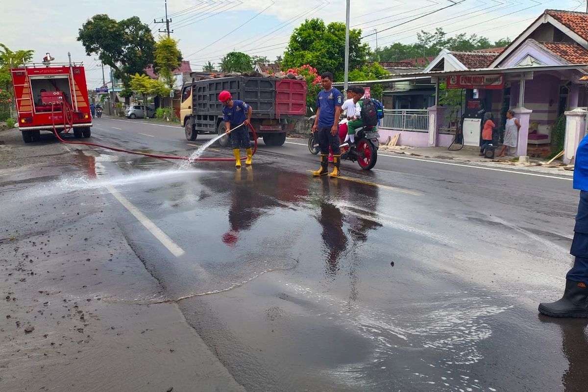 Tumpahan Solar Sepanjang 1 Kilometer Picu Runtuhan Pengendara Motor di Lumajang