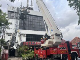 Tower BTS Ambruk di Atap Gedung Sekolah di Surabaya, Diduga Akibat Angin Kencang