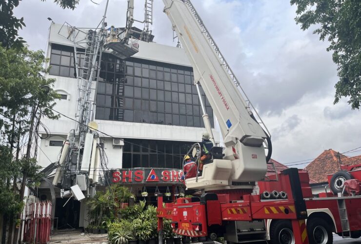 Tower BTS Ambruk di Atap Gedung Sekolah di Surabaya, Diduga Akibat Angin Kencang