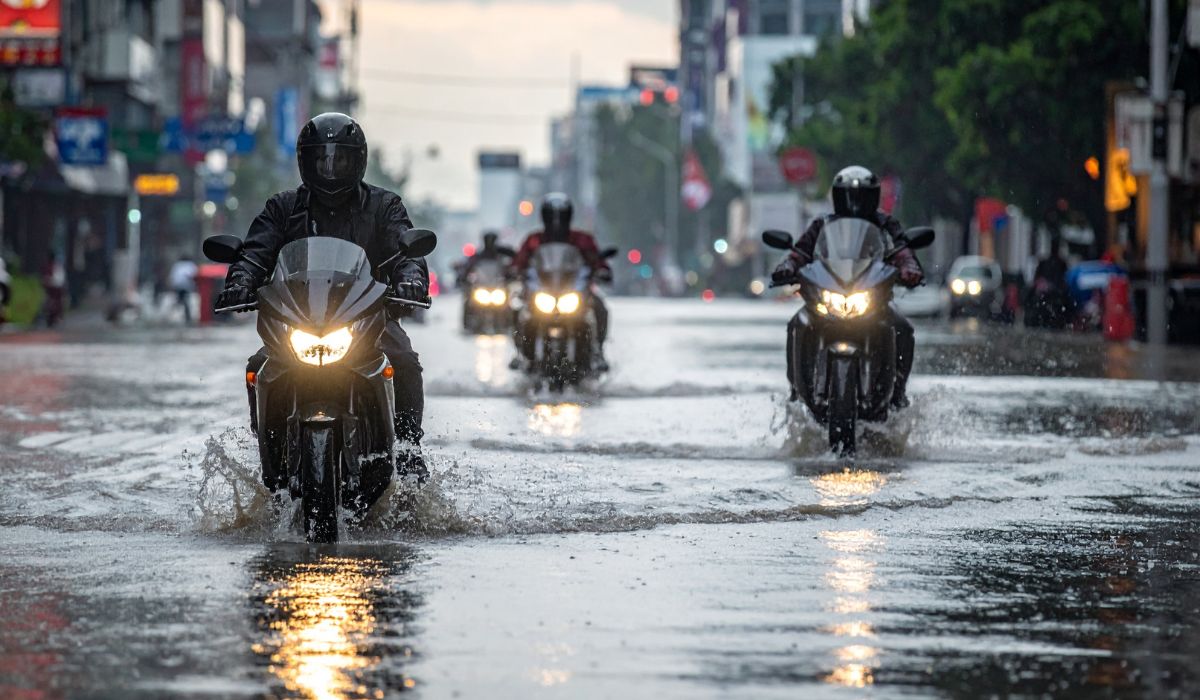 Intens Hujan Berjam-Jam, Puluhan Titik di Surabaya Terendam Banjir