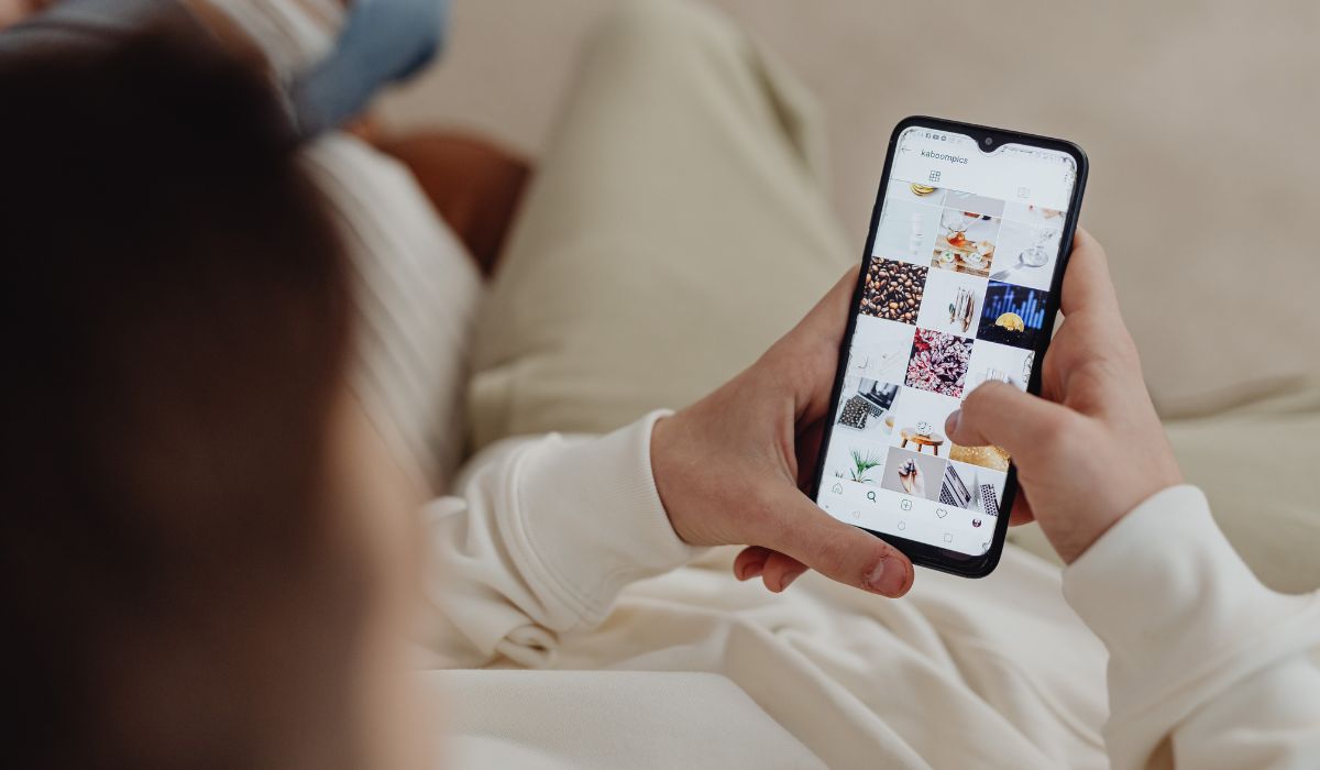 Kenapa Scrolling Medsos Bikin Capek? Ini Penjelasan Ilmiah dan Cara Mengatasinya