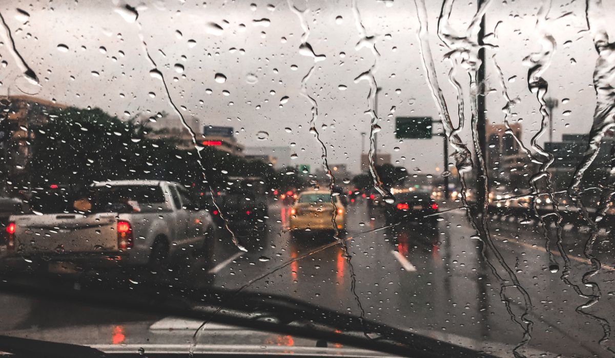 BMKG Peringatkan Hujan Lebat dan Angin Kencang Melanda Sebagian Besar Indonesia Kamis Ini