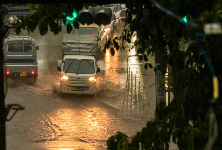 BMKG Peringatkan Cuaca Ekstrem Landa Hampir Seluruh Indonesia Besok, Waspada Banjir dan Longsor