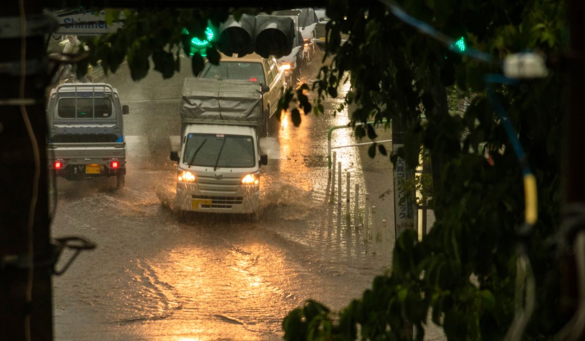 BMKG Peringatkan Cuaca Ekstrem Landa Hampir Seluruh Indonesia Besok, Waspada Banjir dan Longsor