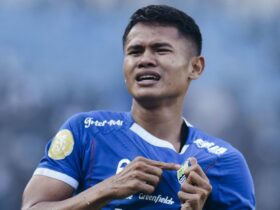 Rumor transfer panas! Pemain Persib Dimas Drajad dikaitkan dengan Persebaya. Simak kabar terbaru, peluang pindah, dan dampaknya di sini.