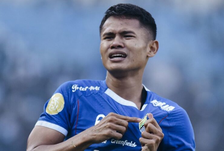 Rumor transfer panas! Pemain Persib Dimas Drajad dikaitkan dengan Persebaya. Simak kabar terbaru, peluang pindah, dan dampaknya di sini.