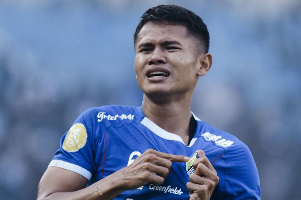 Rumor transfer panas! Pemain Persib Dimas Drajad dikaitkan dengan Persebaya. Simak kabar terbaru, peluang pindah, dan dampaknya di sini.