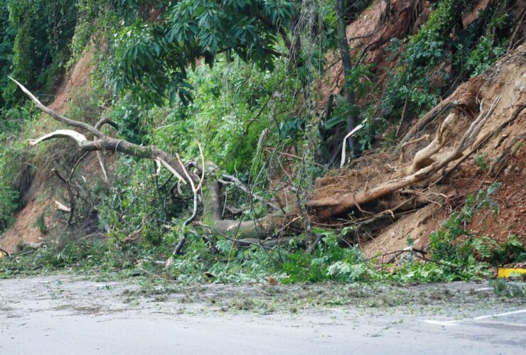 40 KK di Pamekasan Terisolasi Dua Hari Akibat Longsor, Akses Jalan Utama Tertutup Total