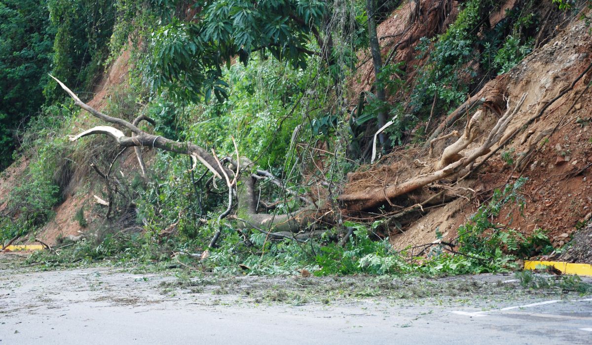 40 KK di Pamekasan Terisolasi Dua Hari Akibat Longsor, Akses Jalan Utama Tertutup Total