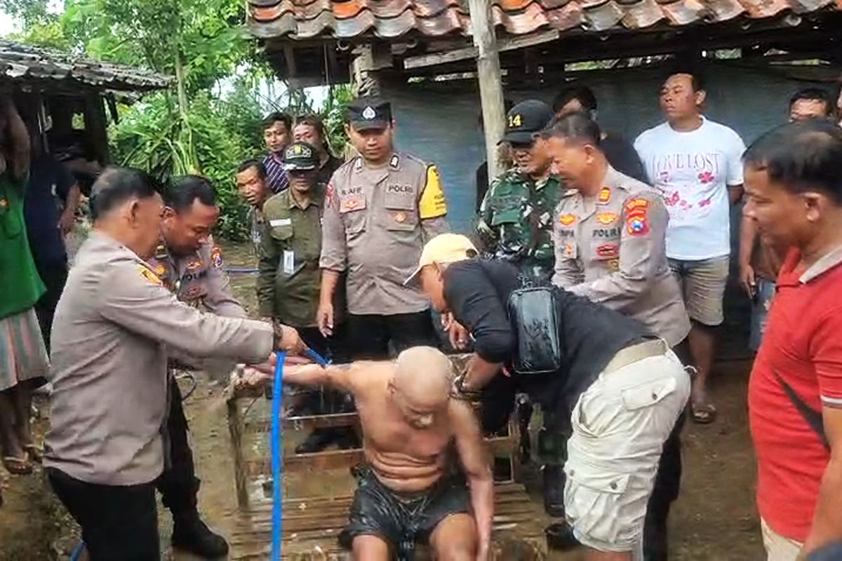 Setelah 20 Tahun Terkurung Karena Stigma "Ilmu Sakti", Mbah Kirno Akhirnya Dibebaskan