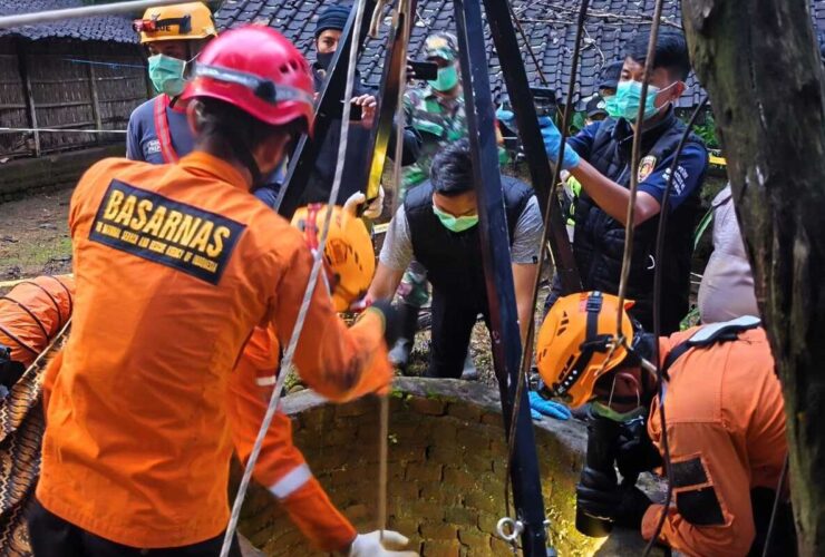 Tim SAR Berhasil Evakuasi Jenazah Pelajar SMP dari Sumur Tua Kedalaman 30 Meter di Ponorogo