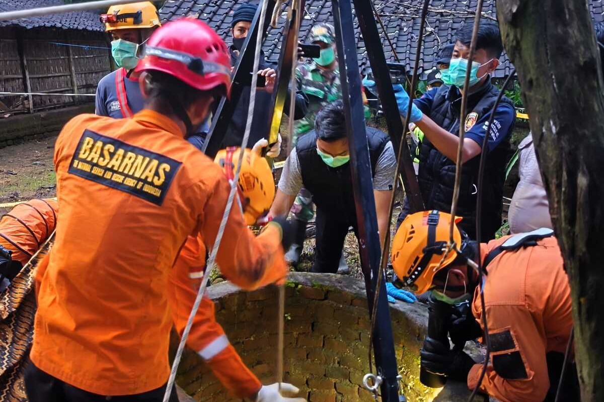Tim SAR Berhasil Evakuasi Jenazah Pelajar SMP dari Sumur Tua Kedalaman 30 Meter di Ponorogo