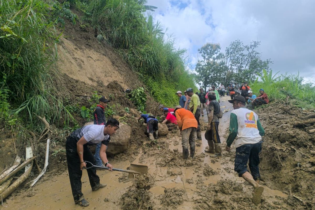Longsor Timpa Jalan di Jember, Akses Transportasi Lumpuh Sementara