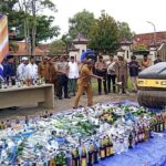 Pamekasan Hancurkan Ribuan Miras Jelang Ramadan, Bupati: Tidak Ada Toleransi