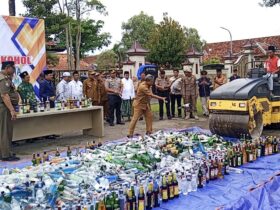 Pamekasan Hancurkan Ribuan Miras Jelang Ramadan, Bupati: Tidak Ada Toleransi