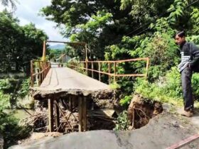 Jembatan Darurat di Ponorogo Ambrol, Dua Pegawai SPPG Terluka