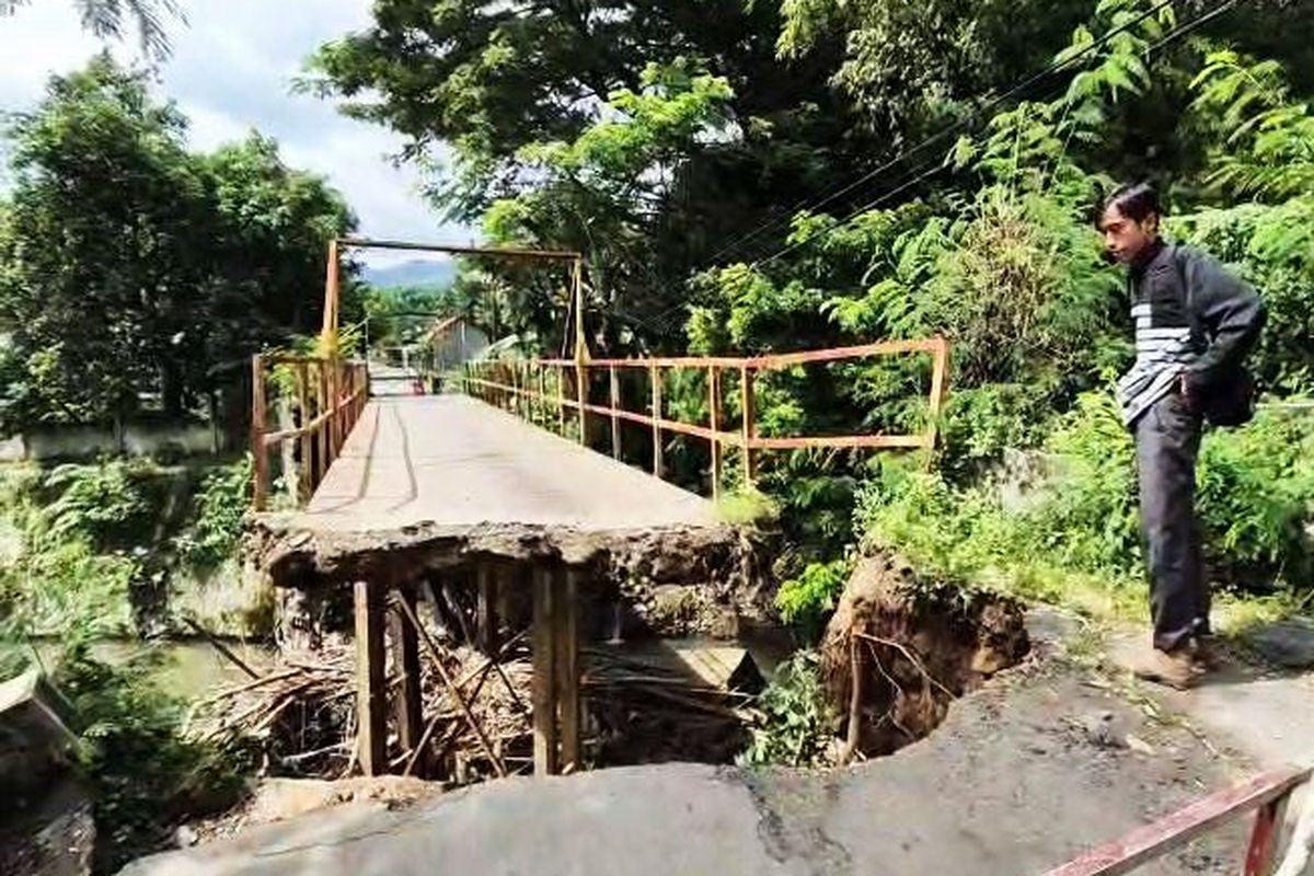 Jembatan Darurat di Ponorogo Ambrol, Dua Pegawai SPPG Terluka