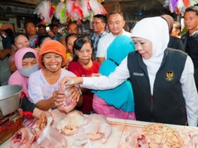 Tinjau Pasar Dukuh Kupang, Gubernur Khofifah Temukan Lonjakan Harga