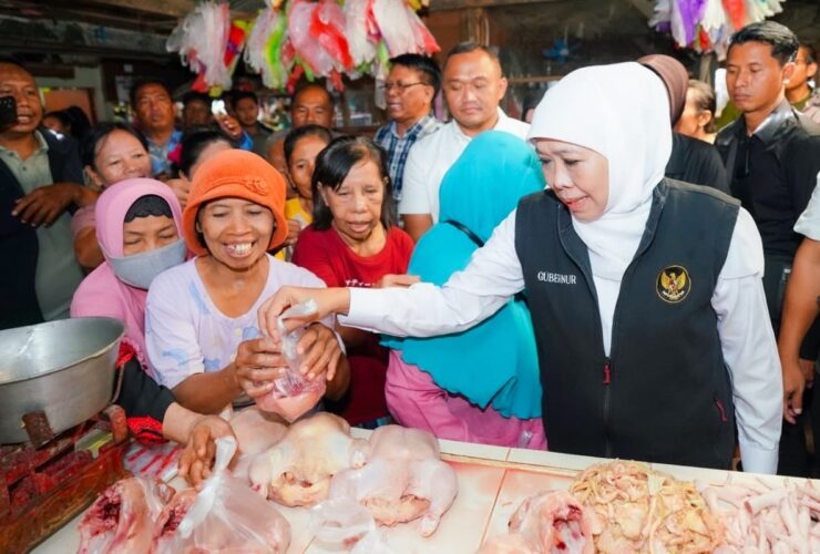 Tinjau Pasar Dukuh Kupang, Gubernur Khofifah Temukan Lonjakan Harga