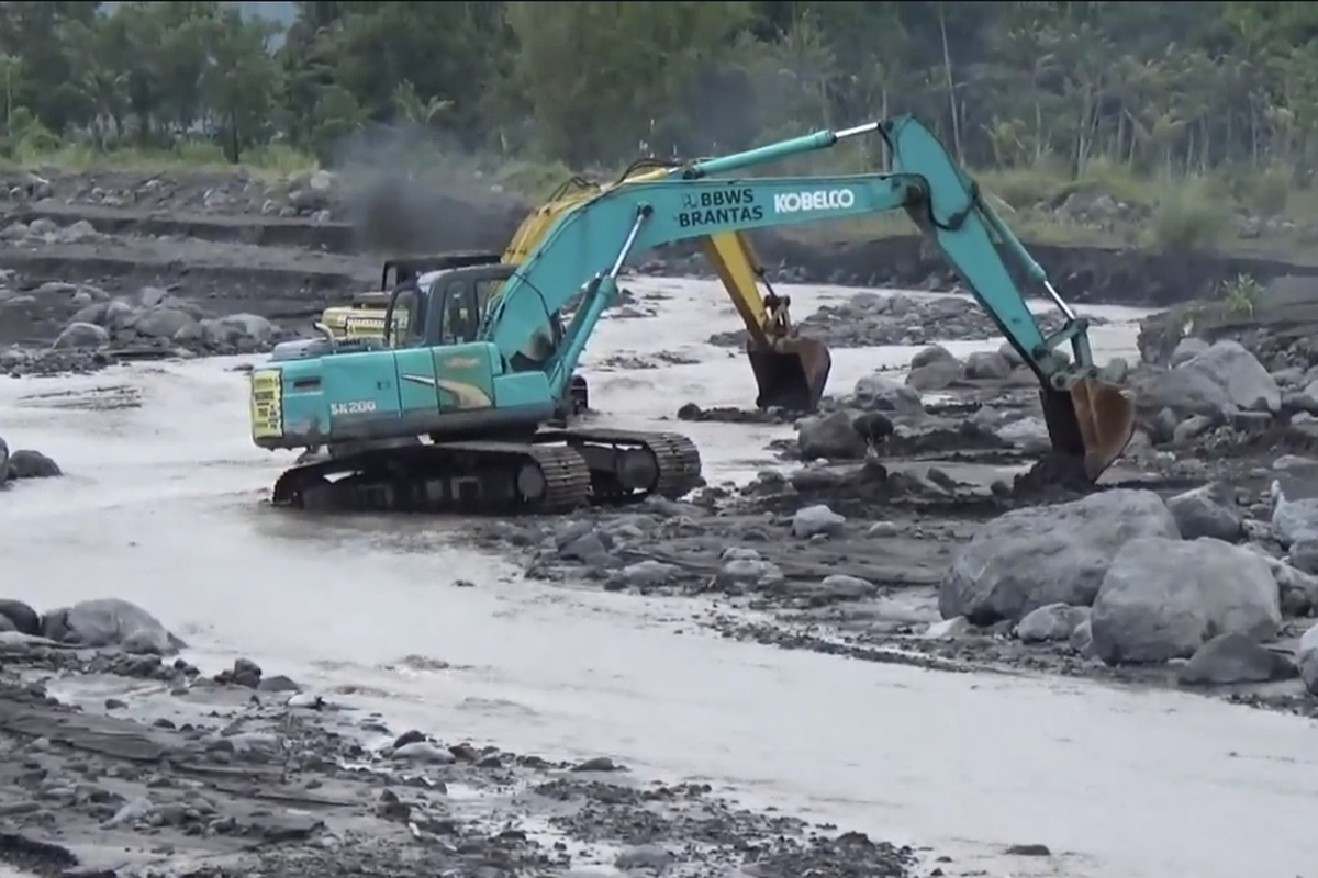 Pemulihan Tanggul Rusak akibat Lahar Semeru Dipercepat Sumber: https://surabaya.kompas.com/read/2026/02/03/181322378/pemulihan-tanggul-rusak-akibat-lahar-semeru-dipercepat-4-alat-berat. Membership: https://kmp.im/plus6 Download aplikasi: https://kmp.im/app6