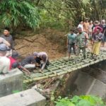 Jembatan Utama Putus, Warga Dua Desa di Pamekasan Gotong Royong Bangun Titian Bambu