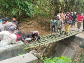 Jembatan Utama Putus, Warga Dua Desa di Pamekasan Gotong Royong Bangun Titian Bambu